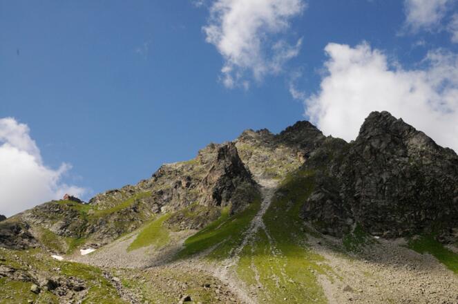 Die Saarbrücker Hütte steht auf einer Schulter unterhalb des Südostgrats des Kleinlitzners.