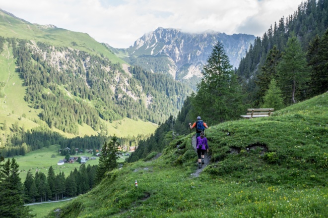 Aufstieg zur Panüelalpe, Blick zurück in den Nenzinger Himmel