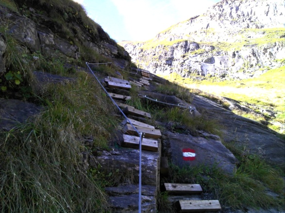 Stufen auf der neuen Wegariante (Umgehung möglich)