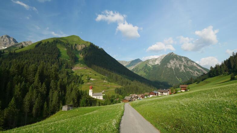 Blick auf Namlos mit der St. Martins Kirche