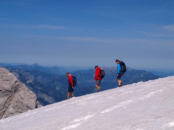 Abstieg am oberen Schneefeld um 2450m