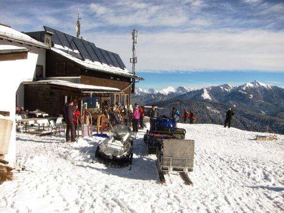 Blick nach Osten zu den Karwendel-Bergen: Reitherspitze (rechts) und Hoher Gleirsch (links).