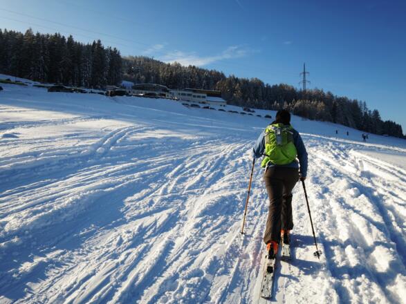 Weiter Richtung Talstation Mutterer Alm-Bahn.