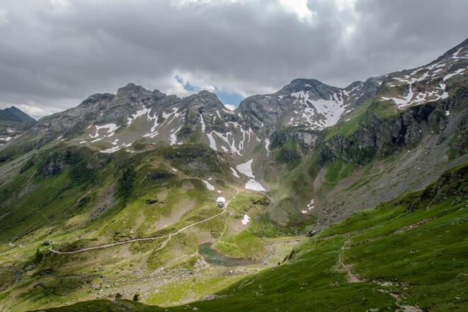 Die Keinprechthütte im eindrucksvollen Neualmkar schon im Blick