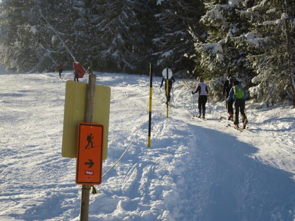 Perfekt: Ein von der Piste getrennter Korridor für AufsteigerInnen! Zur Information und zur Lenkung der TourengerherInnen wurde in Tirol ein Schilderkonzept umgesetzt.