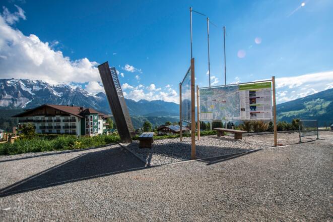 Wanderportal an der Talstation Gipfelbahn Hochwurzen