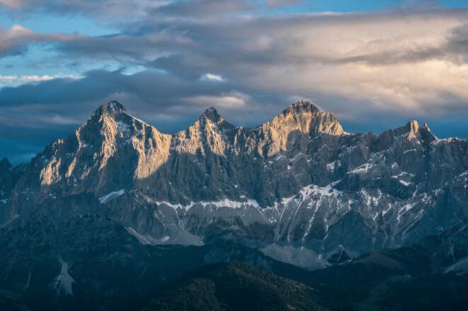 Die ersten Sonnenstrahlen erleuchten die Dachstein-Südwände