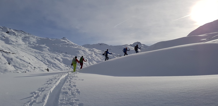 Auch die Alm links heißt Nurpensalm. Kleiner Gilfert links, Rastkogel rechts hinten.