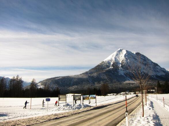 Die Hohe Munde vom Langlaufparadies Leutasch aus gesehen. Die Rauthhütte liegt in der Verflachung des mächtigen Ostrückens der Hohe Munde. Ganz links kann man die ehemalige Skipiste erkennen.