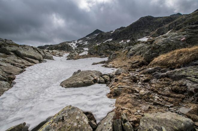 Restschneefeld unterhalb der Kruckeckscharte - im Hintergrund die Vetternspitze