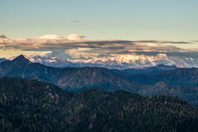 Blick von der Gasselhöhe ins benachbarte Salzburgerland und hin zu den Hohen Tauern