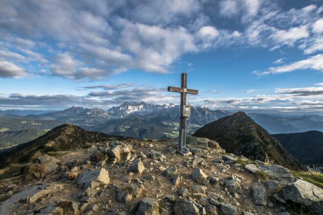 Am Gipfel des Rippetegg: rechts der Schober - im Hintergrund das Dachsteinmassiv