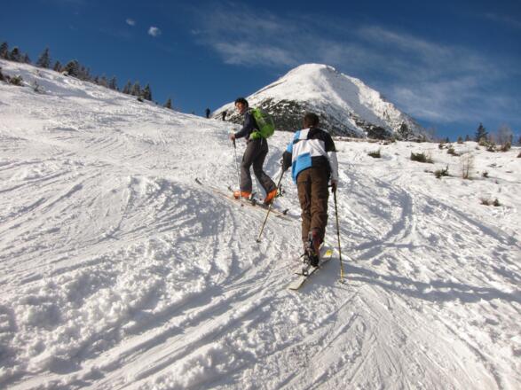 Der Ostgipfel der Hohen Munde ist bereits gut sichtbar und in wenigen Minuten wird auch der Blick auf die Rauthhütte frei.