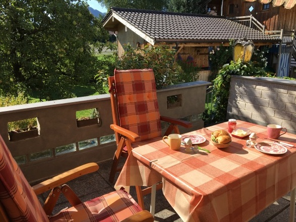 Ferienwohnung Kaiserblick - Lauschige Terrasse mit gemütlichen Möbeln
