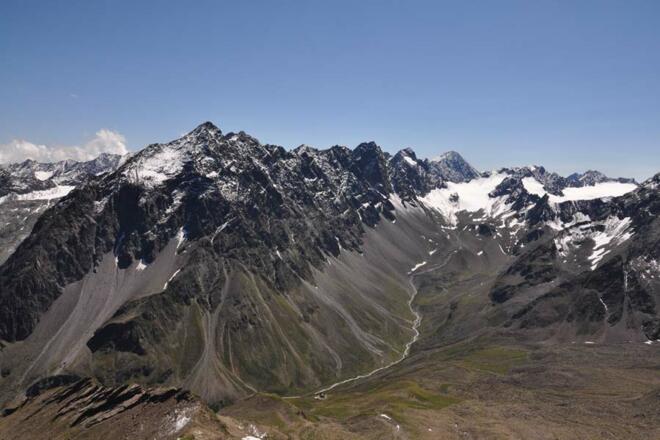 Blick nach Süden mit Westfalenhaus klein im Vordergrund.