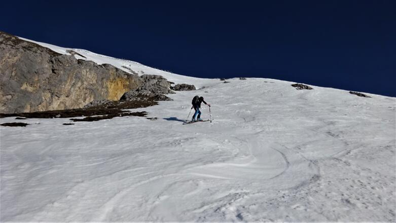 Auf ca. 2200 m. Links öffnet sich ein mächtiger Abbruch.