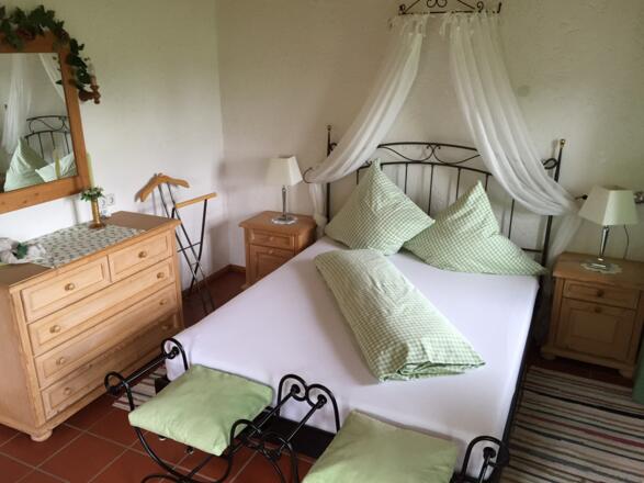 Schlafzimmer 1
