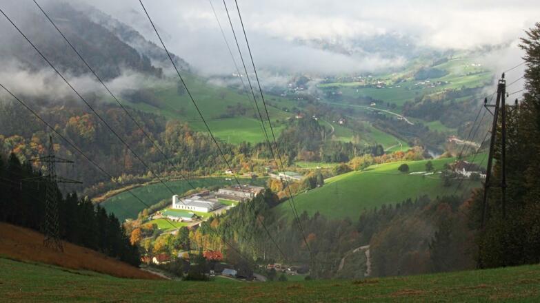 Blick vom Wachbergsattel hinunter zum Kraftwerk Großraming; alternativ kann auch von hier aufgestiegen werden.