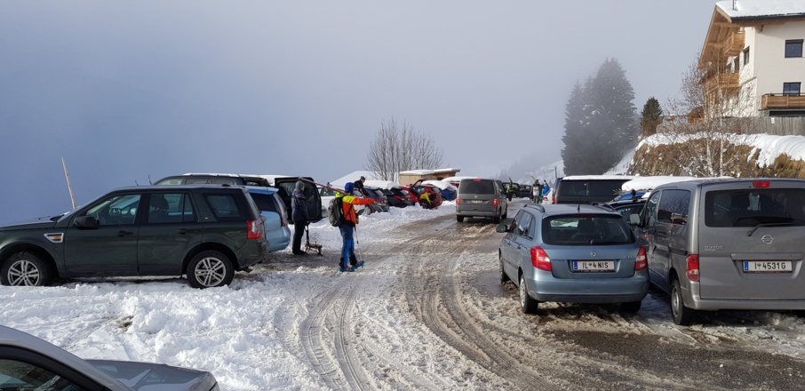 Die Parkmöglichkeiten in Innerst sind begrenzt und kostenpflichtig (€ 10,-). Aber es gibt eine Alternative und einen Shuttlebus.