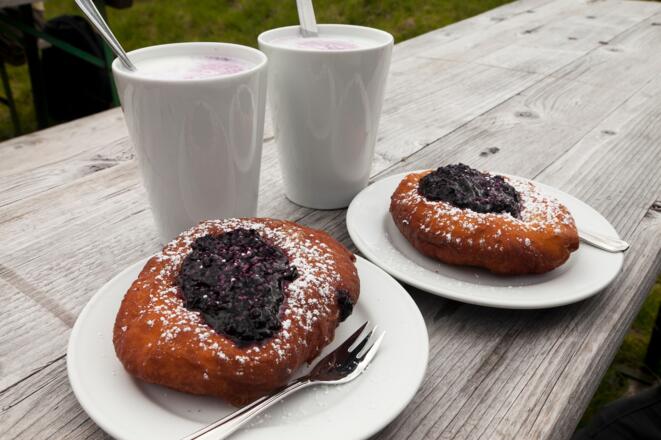 Bauernkrapfen und Heidelbeer-Buttermilch auf der Keinprechthütte