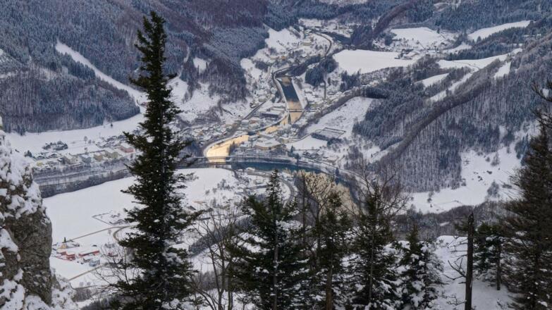 Winterlicher Tiefblick vom Steinernen Jäger auf Reichraming
