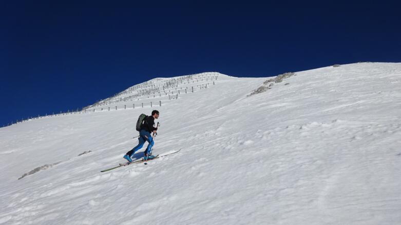 Auf ca. 2350 m. Dass es bald flacher wird, lässt sich erahnen.