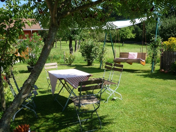 Sitzplatz und Liegewiese Tag-Hof