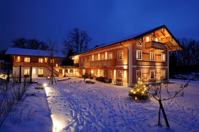 Austragshäusl bei Nacht im Winter, Bauernhof am Chiemsee