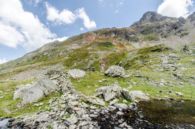 Mauerreste der historischen Knappenbehausung im Vetternkar - im Hintergrund Rotmandlspitze und Sauberg