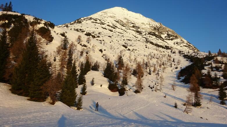 Über der Rauthhütte, auf ca. 1640 m. In dem kleinen Tälchen rechts geht`s aufwärts.