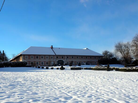 Stadlhof 305m, rechts ab.