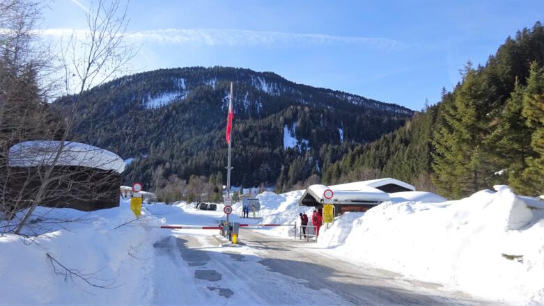 Vom Parkplatz wenige Meter zum Lager Walchen. In der Mitte der Mölser Berg, der Lizumtal (links) und Mölsertal (rechts) trennt..