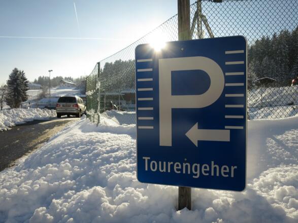 Perfekt: Ein eigener Parkplatz für Pisten-TourengeherInnen um faire € 2,50 (2014).