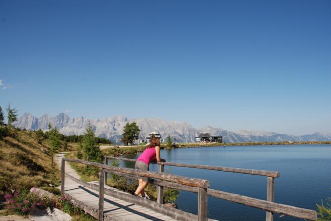 Reiteralmsee mit Bergstation Preunegg-Jet und Dachstein-Panorama