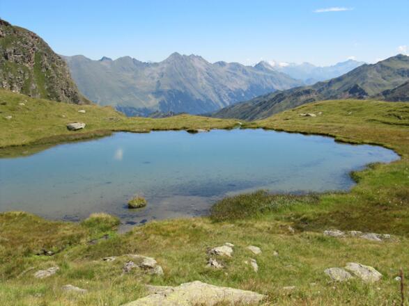 herrlicher Bergsee mit Blick auf das Brennergebirge