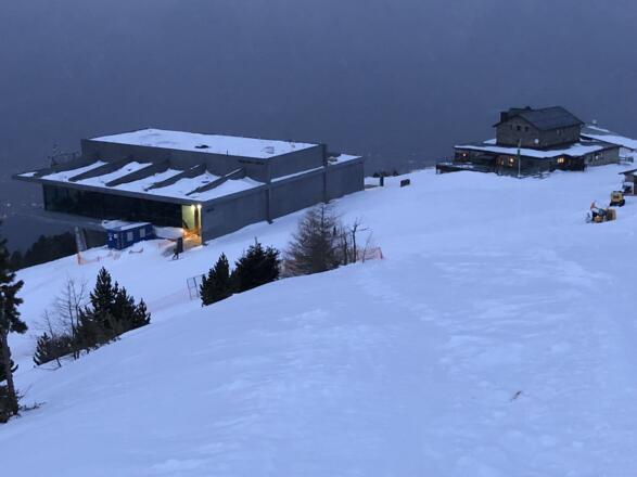 Bergstation der neuen Patscherkofelbahn und Schutzhaus