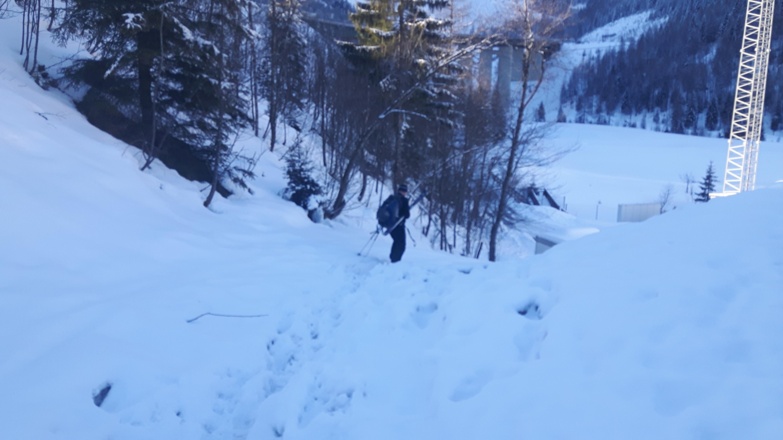 Abstieg zur Straße wo man die Ski anschnallen kann