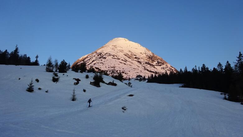 Auf dem Weg zur Rauthhütte, die bereits in Sicht ist. Hinten der mächtige Osthang, über den Aufstieg erfolgt.