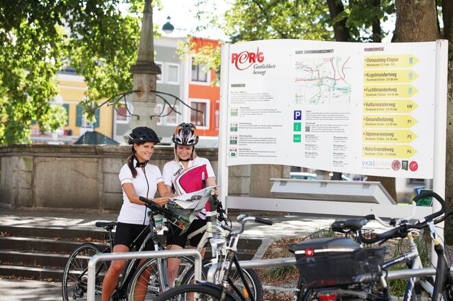 Radfahrerinnen bei Starttafel Wegenetz Perg