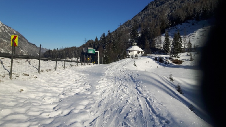 Blick zur kleinen Kirche