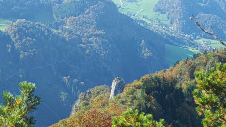 Tiefblick vom Westgrat auf den klassischen Kletterfelsen "Pfennigstein"
