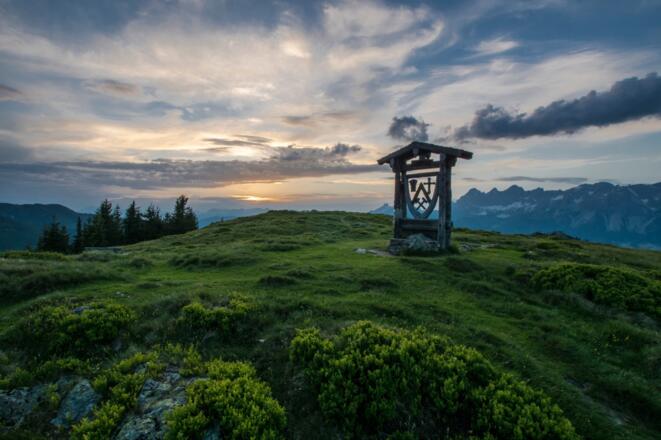 Das Wappen von Rohrmoos-Untertal auf dem Gipfel des Rossfeld
