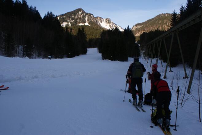 Wir steigen kurz entlang der Piste auf.