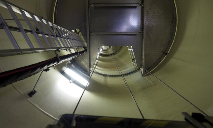 Blick im Windrad 105m nach oben