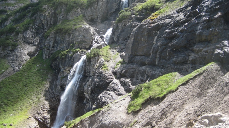Und entlang des Rossbachs beim Abstieg Blick auf mehrere Wasserfälle