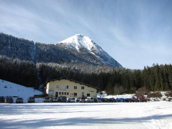 Groß und kostenpflichtig (€ 2,-/Tag) - der Parkplatz bei der ehemaligen Talstation des aufgelassenen Liftes zur Rauthhütte.