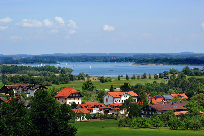Bernau am Chiemsee mit Blick auf den Chiemsee