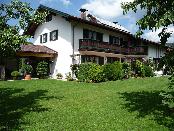 Hausansicht mit Balkon der Ferienwohnungen