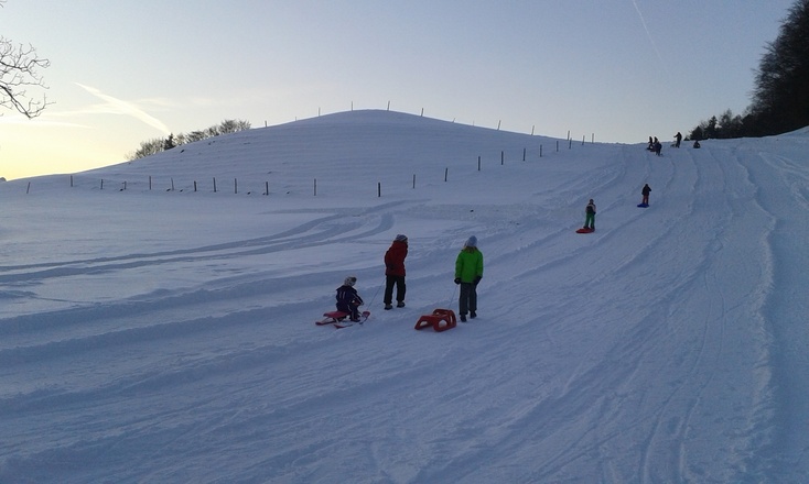 Unser Schlittenberg gleich neben dem Haus