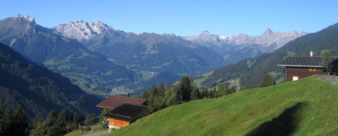 Blick vom Kristberg; rechts im Bild ein Teil von Bartholomäberg, in der Mitte großteils Tschagguns mit Latschau, im Hintergrund die Berge des Rätikongebirges (v.r.n.l.): Zimba, Saulakopf, Golm, Drei Trüme, Drusen- und Sulzfluh